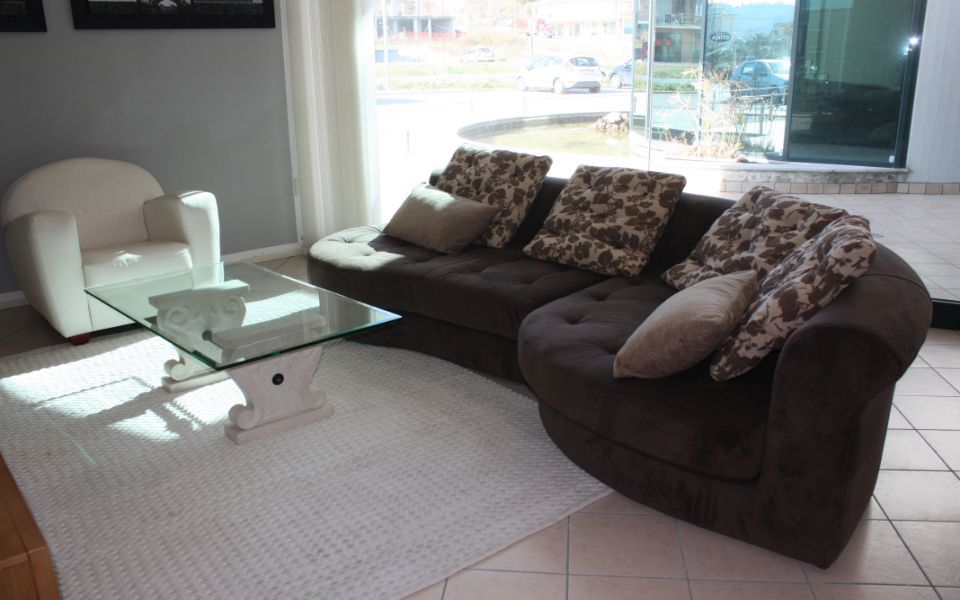 divano scamosciato marrone