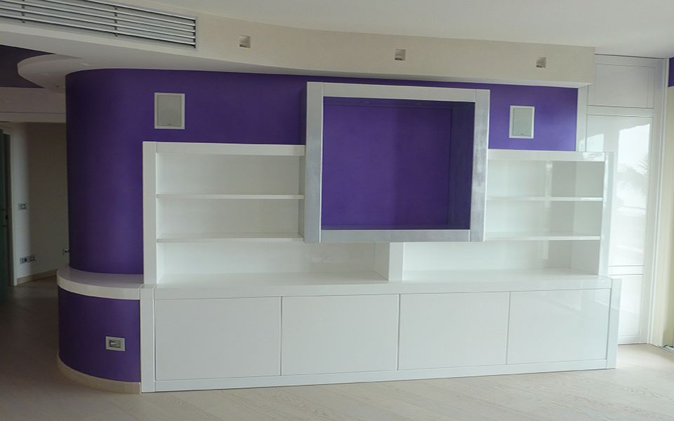 parete attrezzata sui toni del bianco e viola