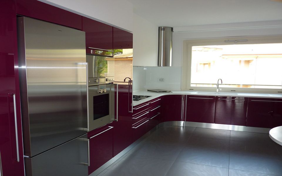 cucina con pensili rossi e finitura lucida