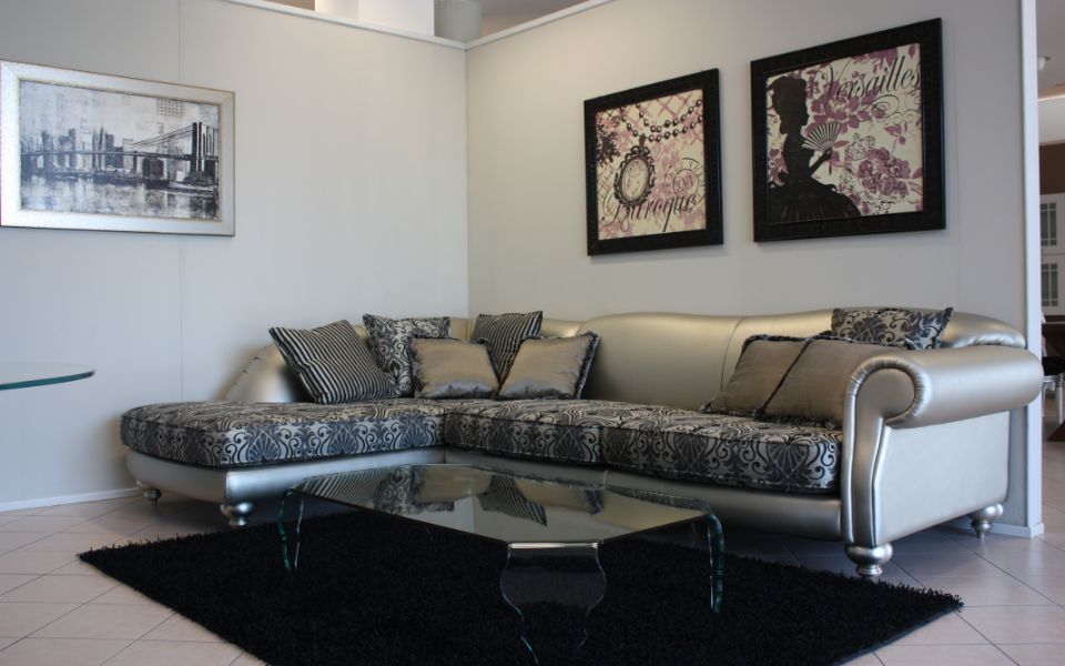 salotto con divano angolare grigio metallizzato