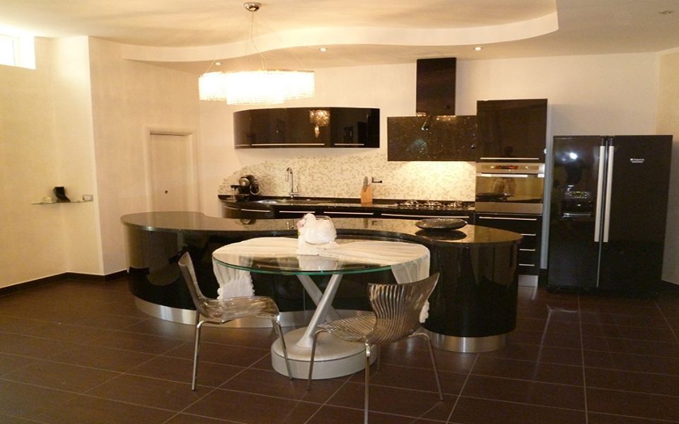 cucina con pensili, pavimento e isola neri