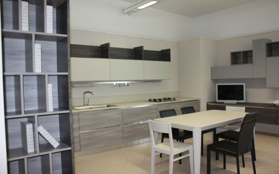 cucina moderna con arredi bianchi e neri