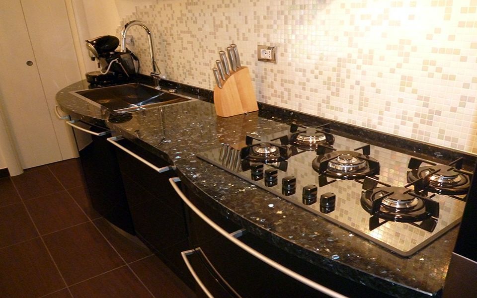 cucina moderna con piano in quarzo nero