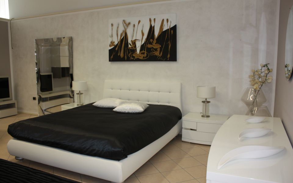 camera da letto moderna con arredi bianchi e neri