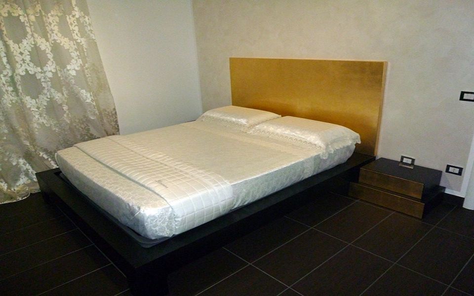 letto con testata dorata