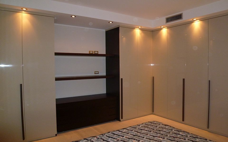 camera da letto con armadi ad angolo e mensole nere