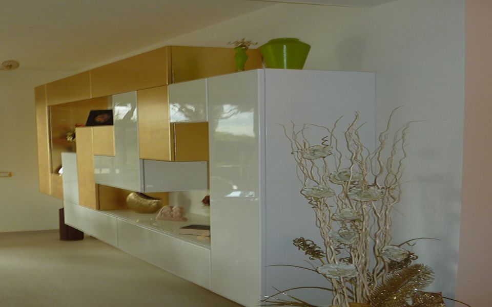 mobili pensili da salotto dorati e bianchi