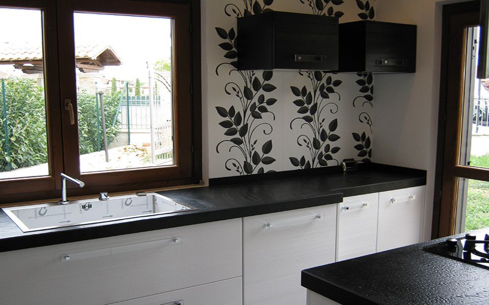 cucina con carta da parati