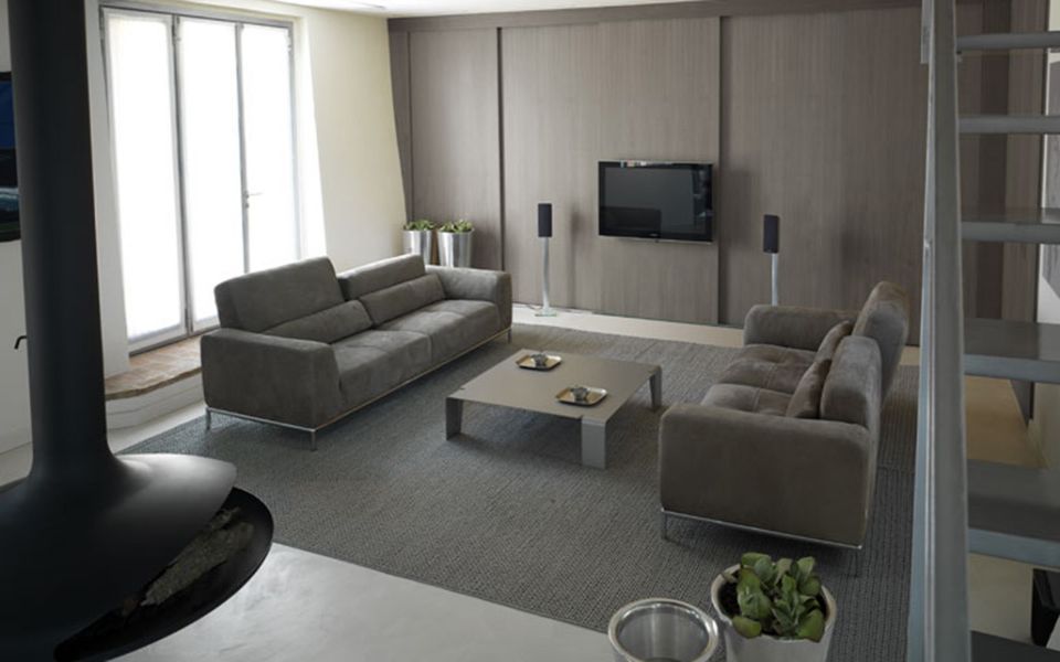 salotto con due divani scamosciati grigi