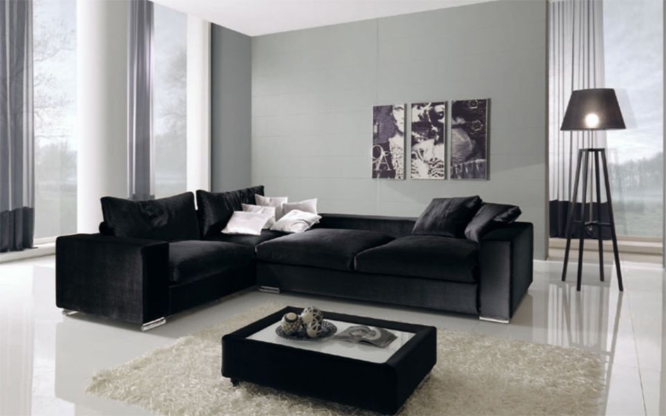 divano angolare nero in un salotto moderno