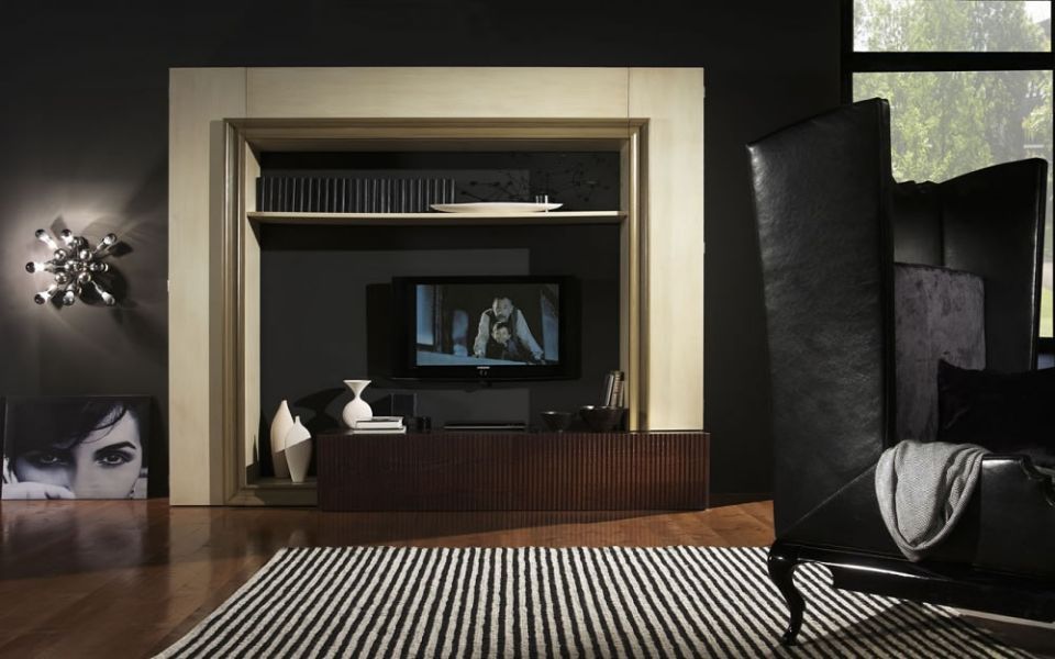 parete attrezzata con televisione e arredi sofisticati