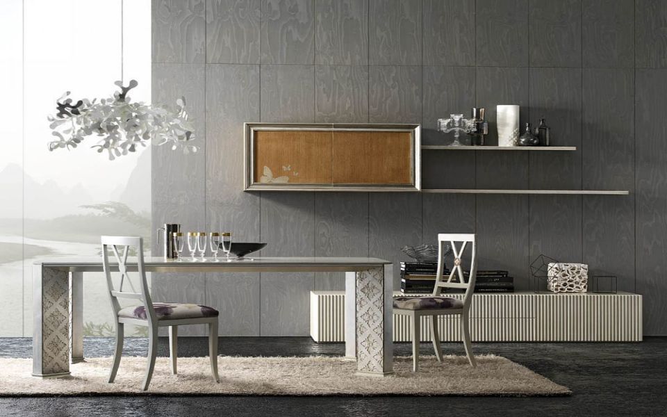 sala da pranzo con arredi di colori neutri