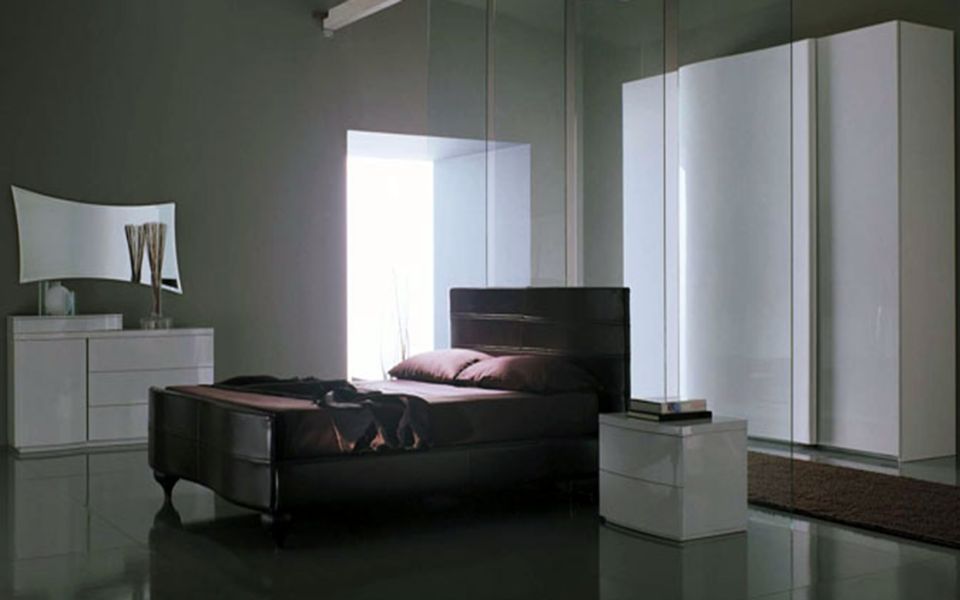 camera da letto moderna con mobili bianchi lucidi