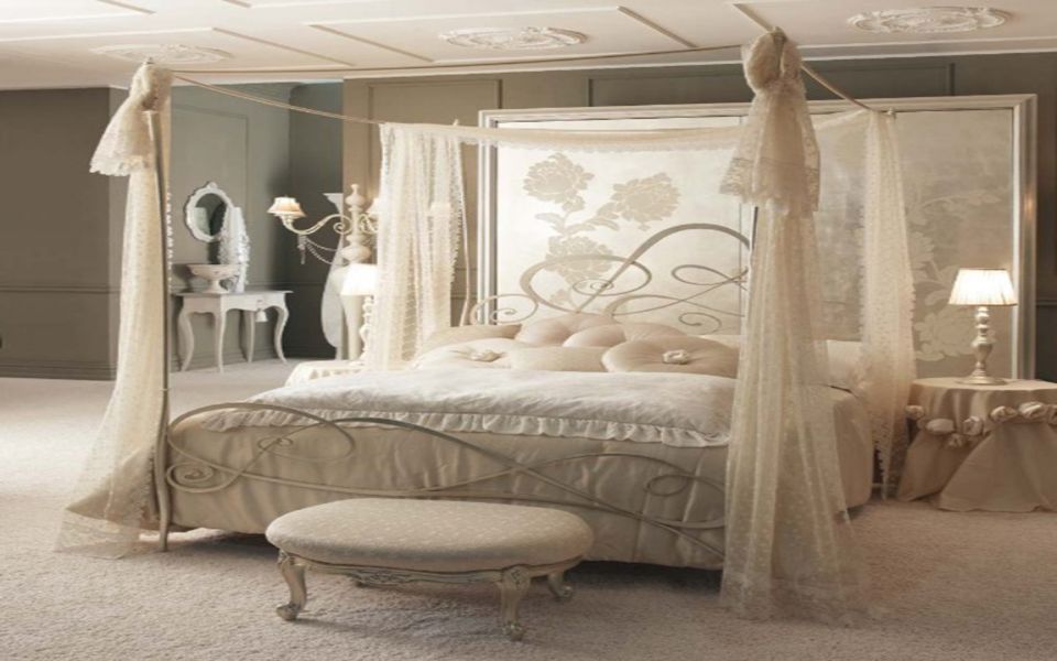 camera da letto classica con arredi color panna