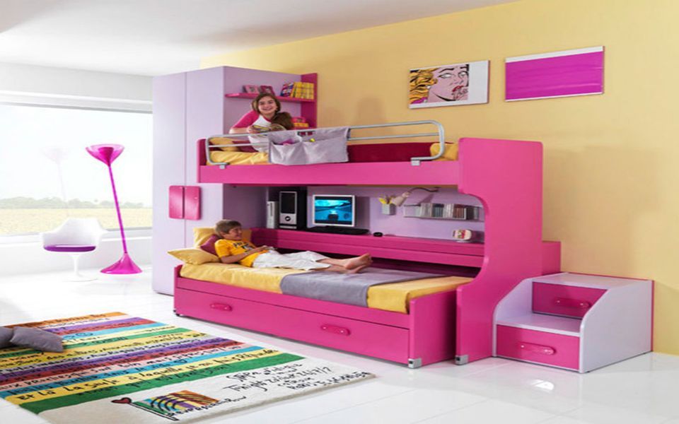 cameretta per bambina con arredi rosa e gialli