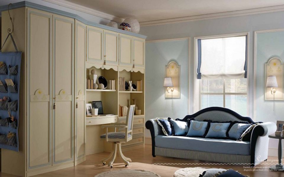 cameretta con arredi classici e divanetto blu