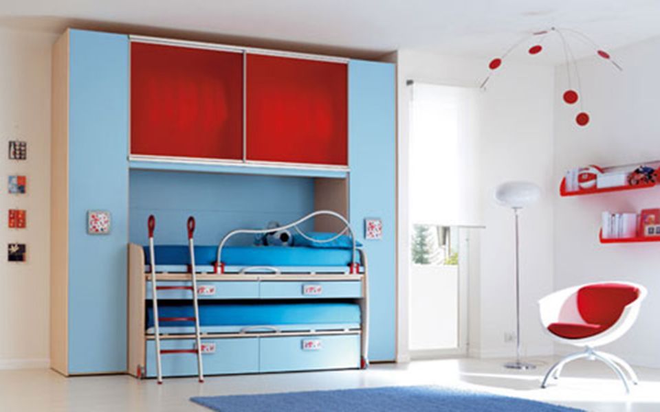 cameretta con letti a castello e arredi rossi e azzurri
