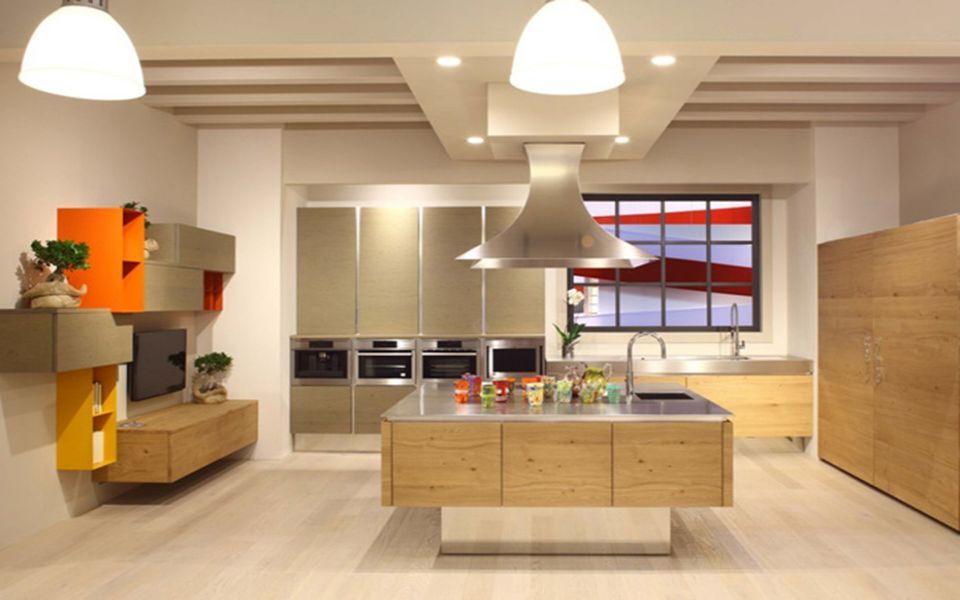 cucina sofisticata con arredi in legno chiaro e isola