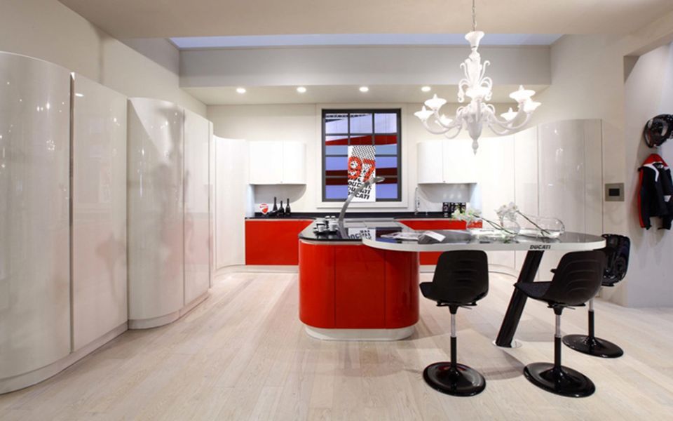 cucina in stile moderno con arredi rossi e bianchi