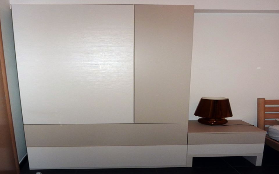 mobili artigianali beige e crema per camera da letto