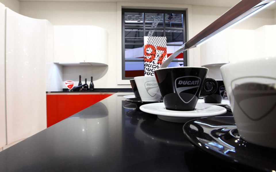 cucina con arredi rossi, neri e bianchi