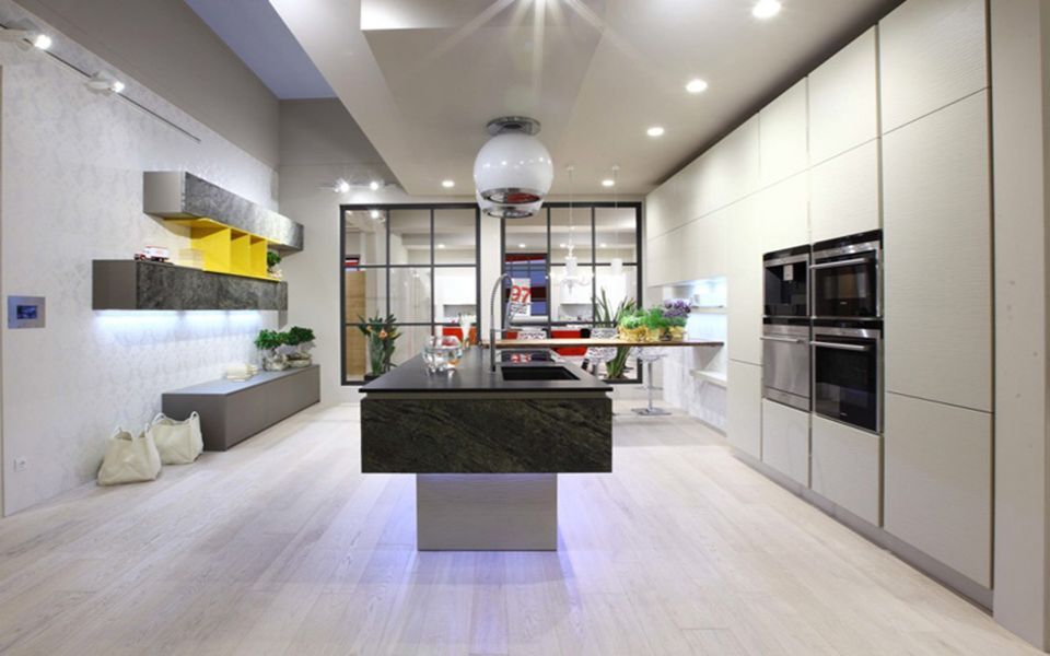 cucina spaziosa con isola e arredi moderni