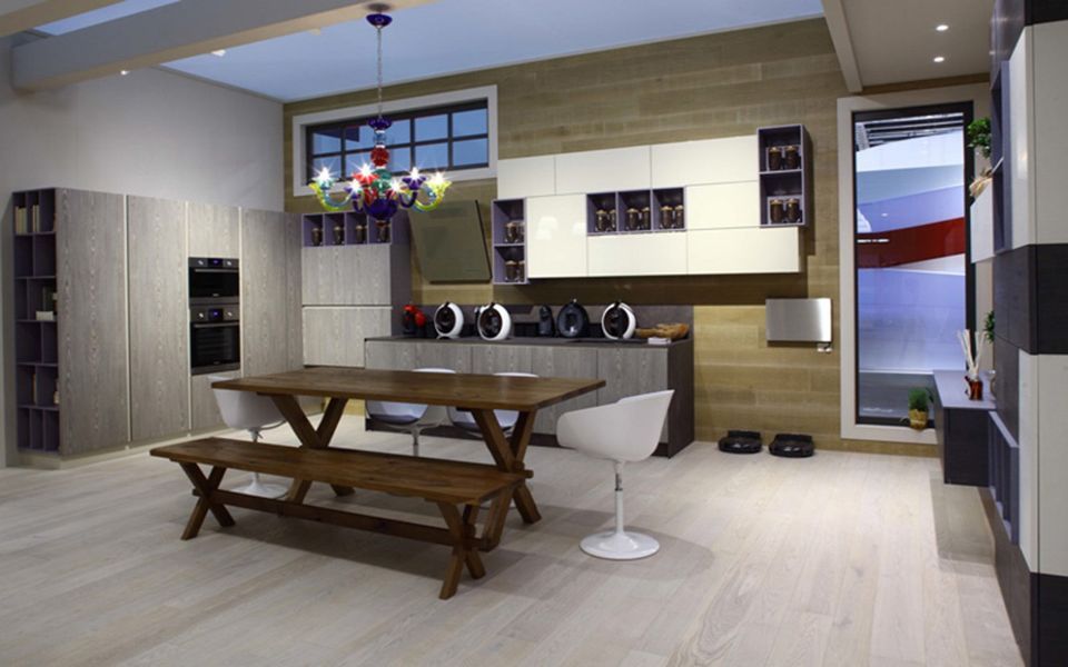 cucina con mobili grigi e tavolo in legno scuro con panca