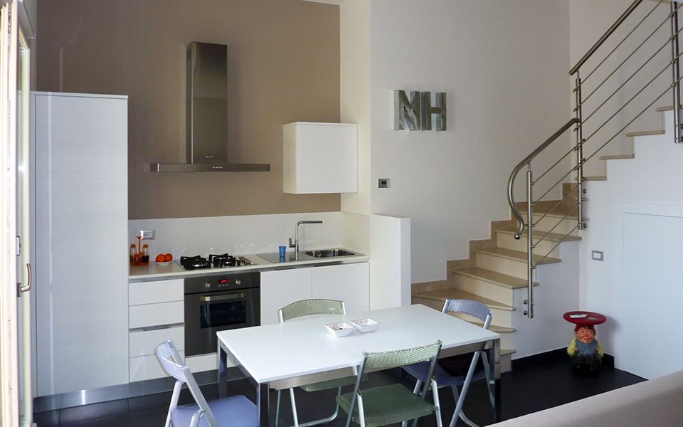 cucina open space con mobili bianchi