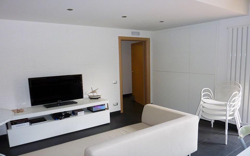 salottino con mobile porta tv e divano bianchi