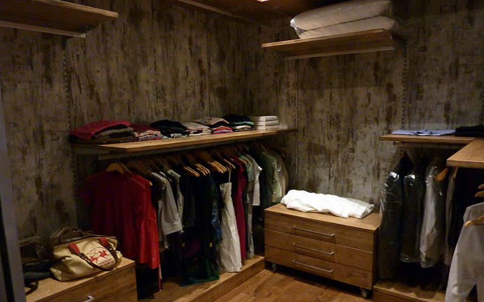 cabina armadio con mensole e cassettiera in legno