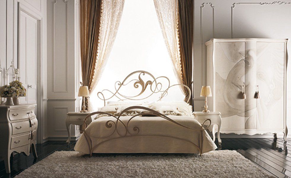 camera con letto color panna e tende scure