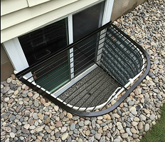 Egress window well with metal grate cover