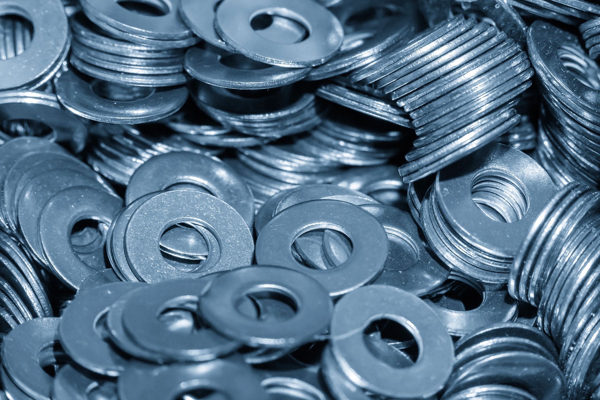 Arandelas de metal plateado apiladas y esparcidas juntas