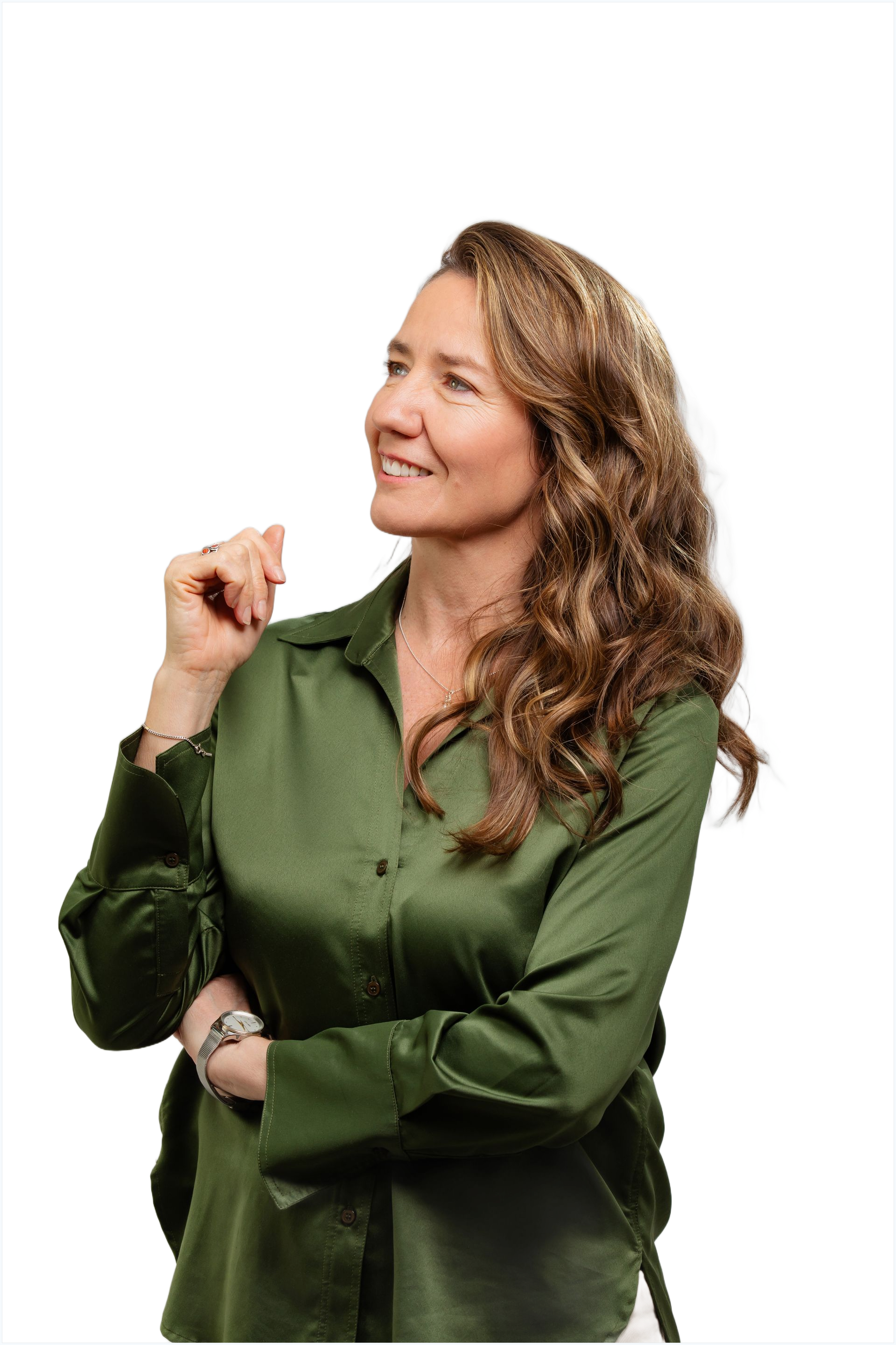 Una mujer con cabello castaño largo y ondulado sonríe, vistiendo una camisa verde