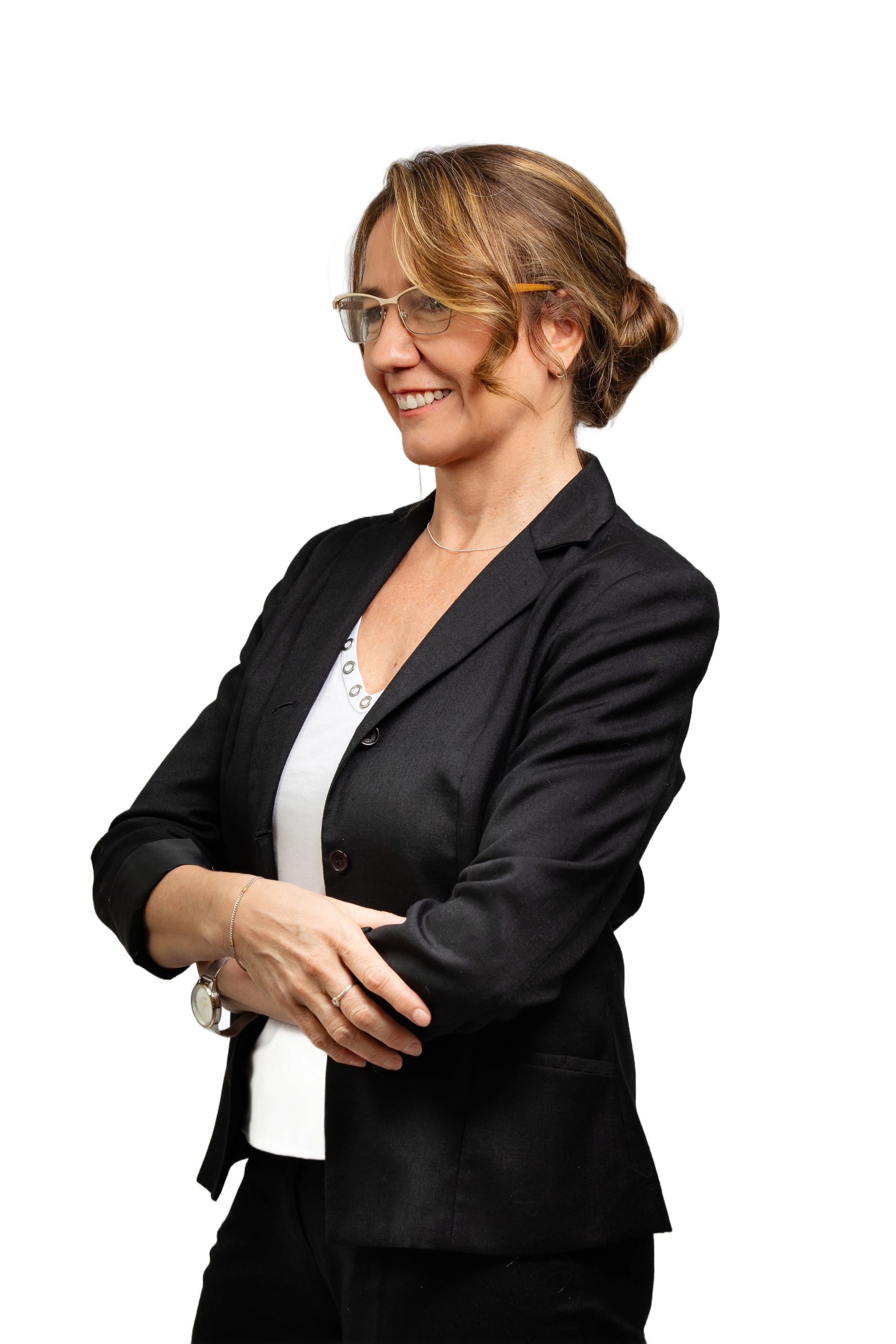 Una mujer con cabello castaño largo y ondulado sonríe, vistiendo una camisa verde, mirando hacia arriba y con el brazo doblado.