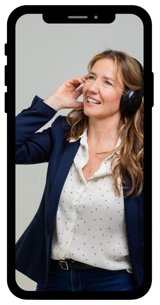 Mujer con blazer y auriculares sonriendo, escuchando algo en un teléfono inteligente.