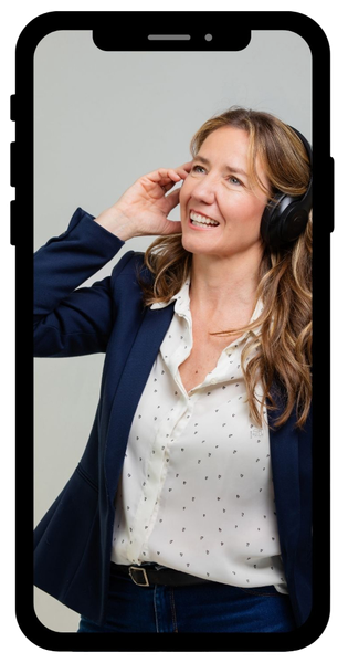 Mujer con blazer y auriculares sonriendo, escuchando algo en un teléfono inteligente.