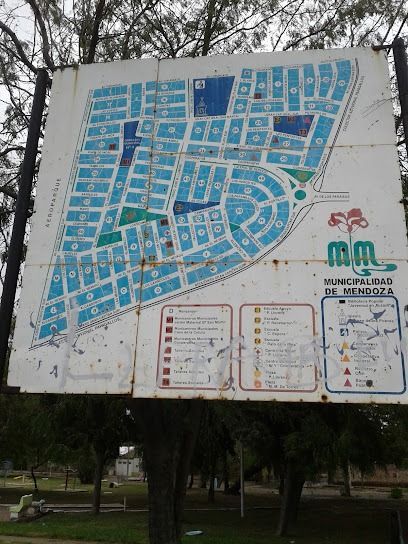 Mapa de una zona residencial con calles, edificios y símbolos. El letrero está desgastado y tiene un logotipo.
