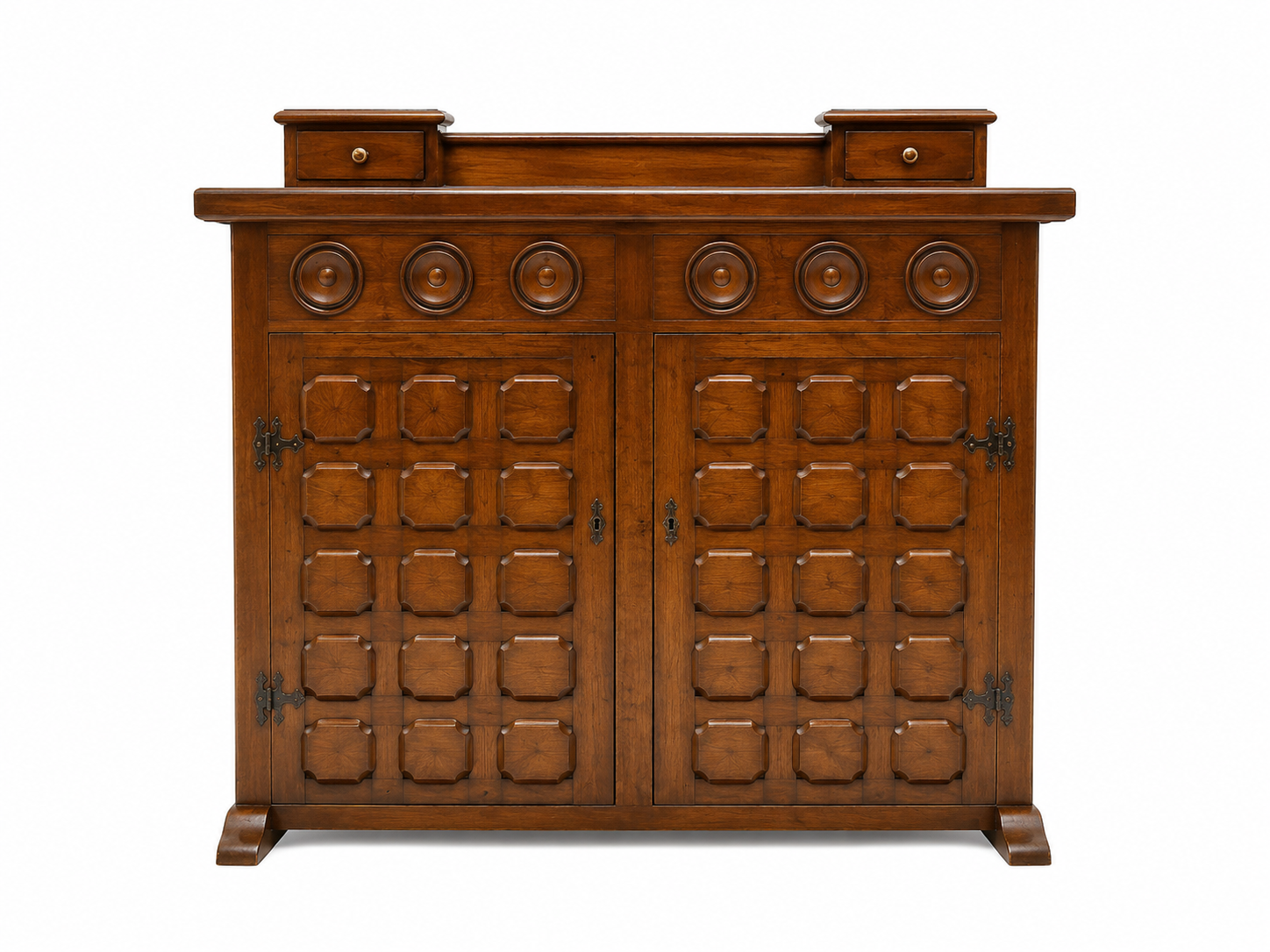 Elegante mobiletto in legno marrone con doppie ante intagliate e finiture decorative nella parte superiore.