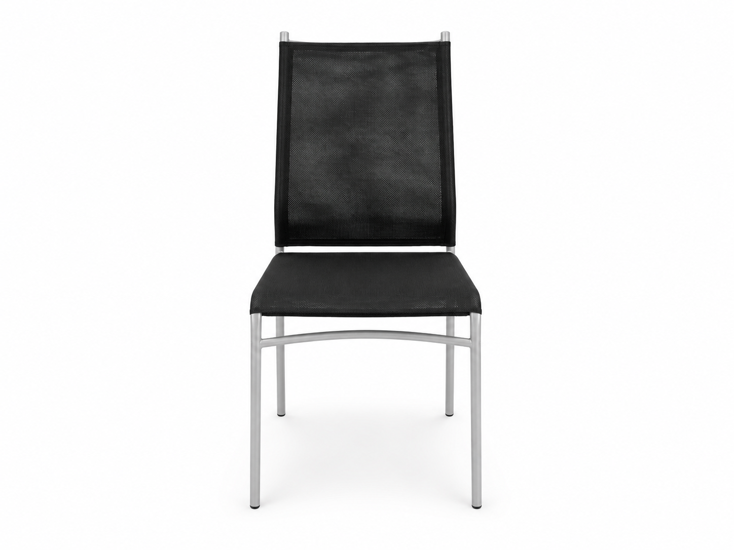 Sedia da pranzo in rete nera con gambe in metallo argentato su sfondo bianco.