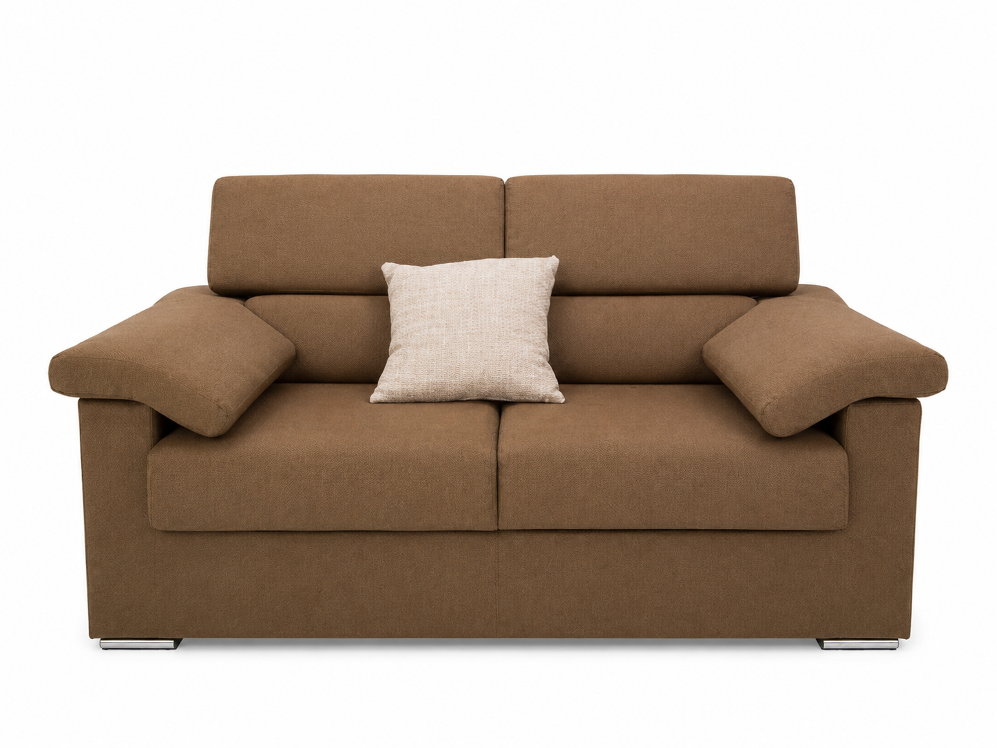 Divano marrone con braccioli coordinati e cuscino decorativo bianco su sfondo neutro.