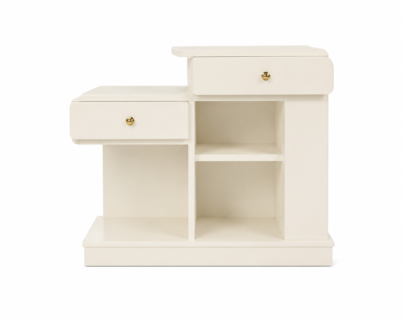 Mobile contenitore in legno color crema con cassetti, ripiani e pomelli dorati.