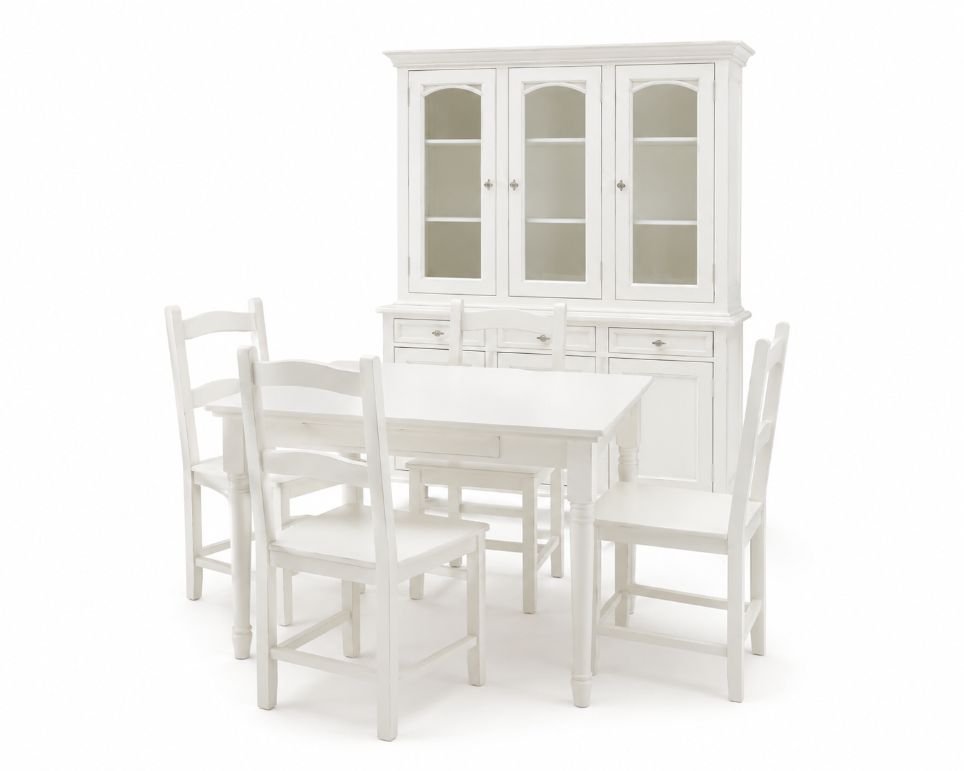 In una stanza luminosa, un tavolo da pranzo in legno bianco con quattro sedie e una credenza con ante in vetro.