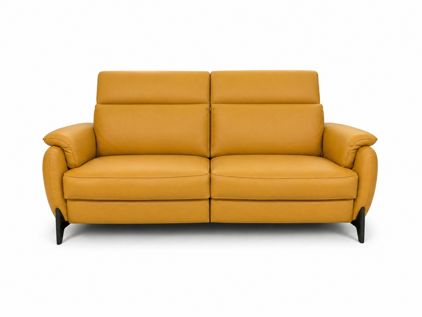 Divano a due posti color giallo senape con gambe nere su sfondo bianco.