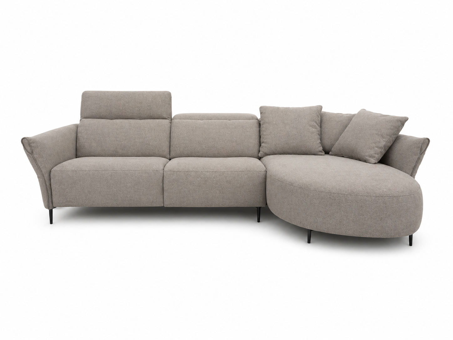 Divano componibile beige con chaise longue e cuscini su sfondo bianco.