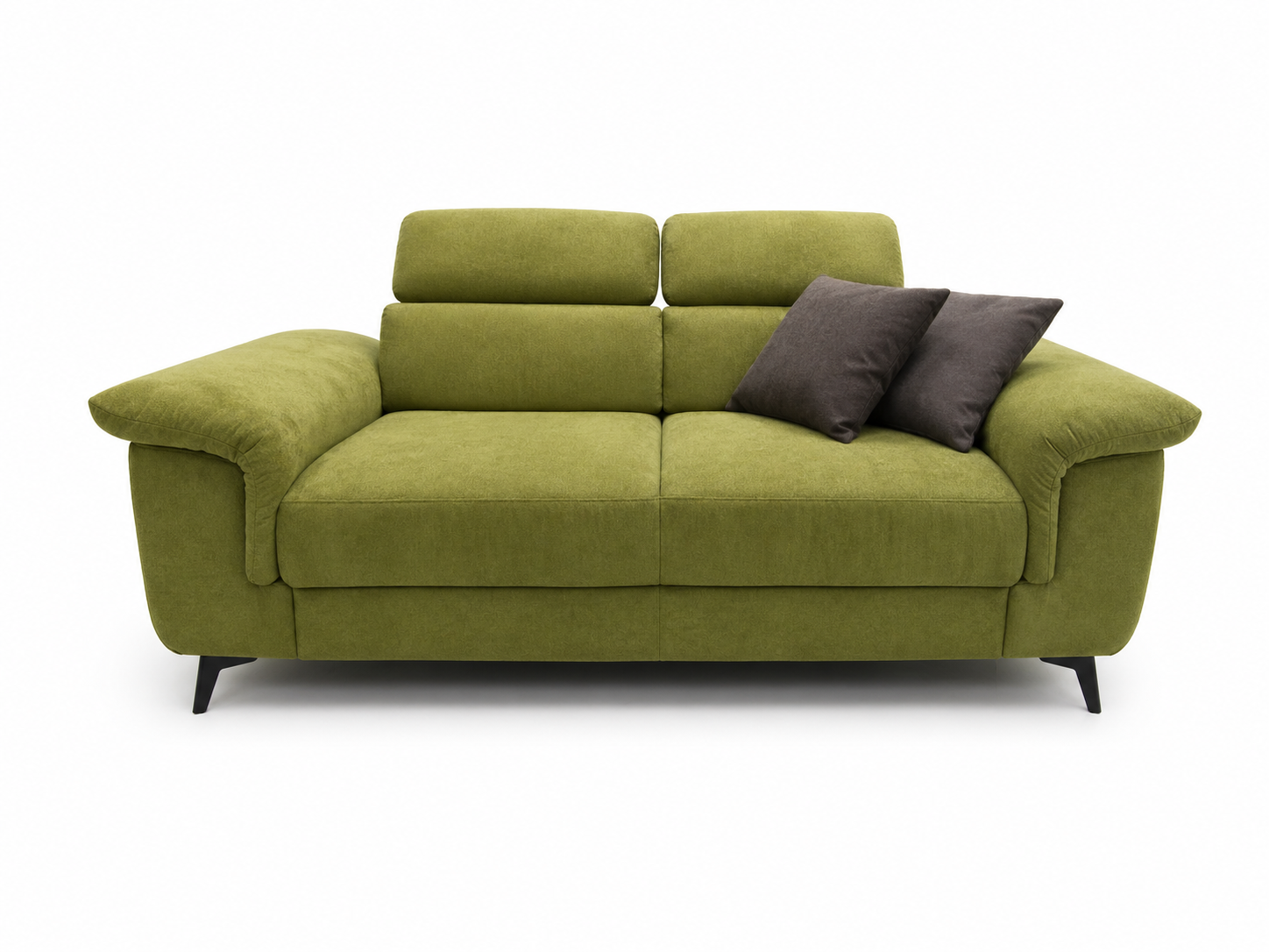 Divano verde oliva con due cuscini decorativi scuri su sfondo bianco.