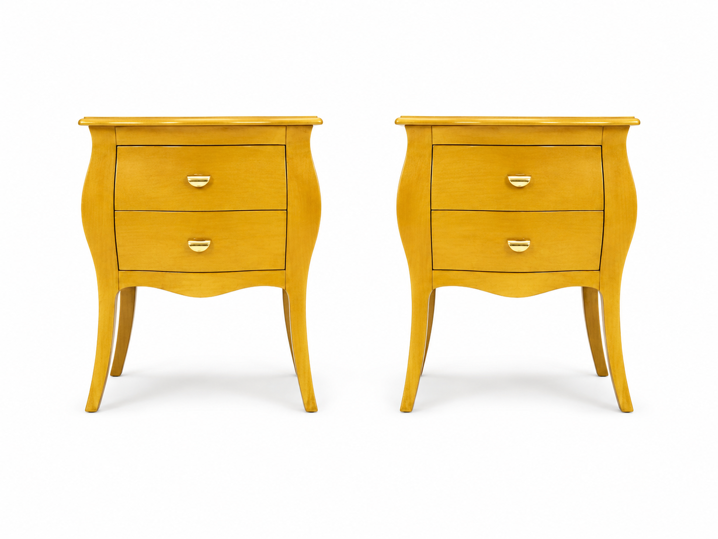 Due comodini vintage gialli con gambe curve e due cassetti ciascuno, mostrati uno accanto all'altro su sfondo bianco.