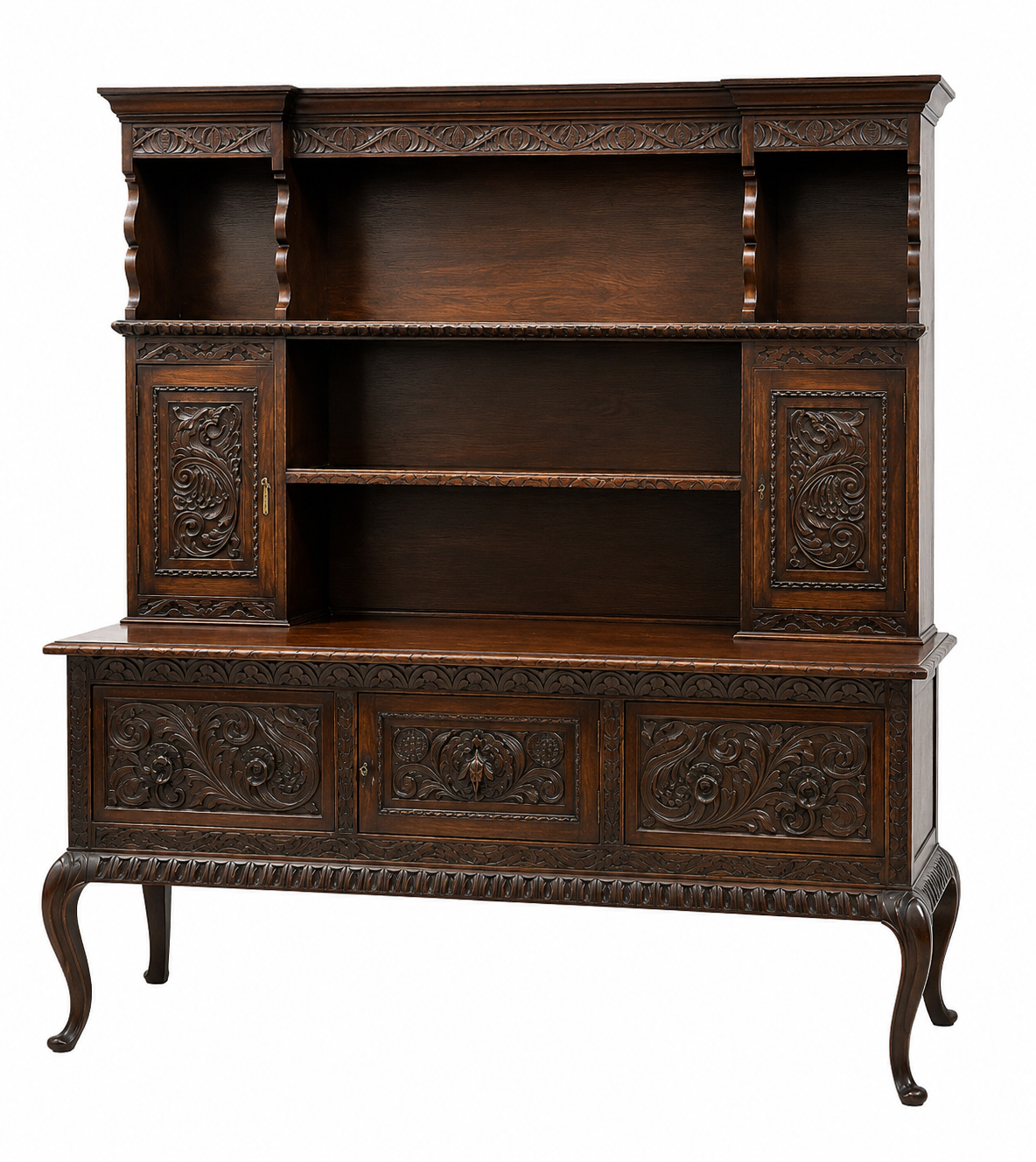 Credenza in legno scuro riccamente decorata con ripiani, ante e gambe curve su sfondo bianco.