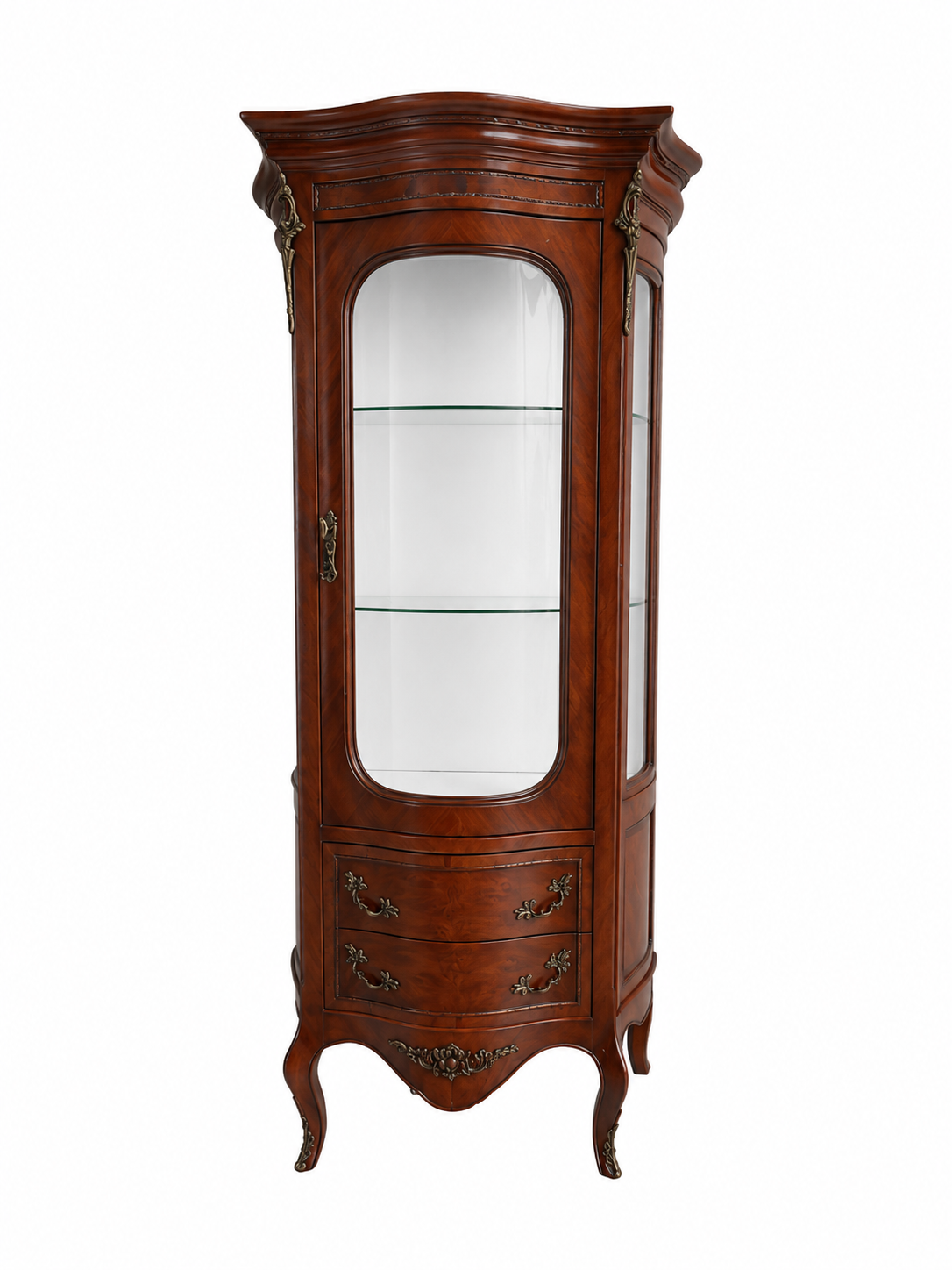 Mobiletto da collezione alto e decorato in legno scuro con frontale in vetro e gambe curve.