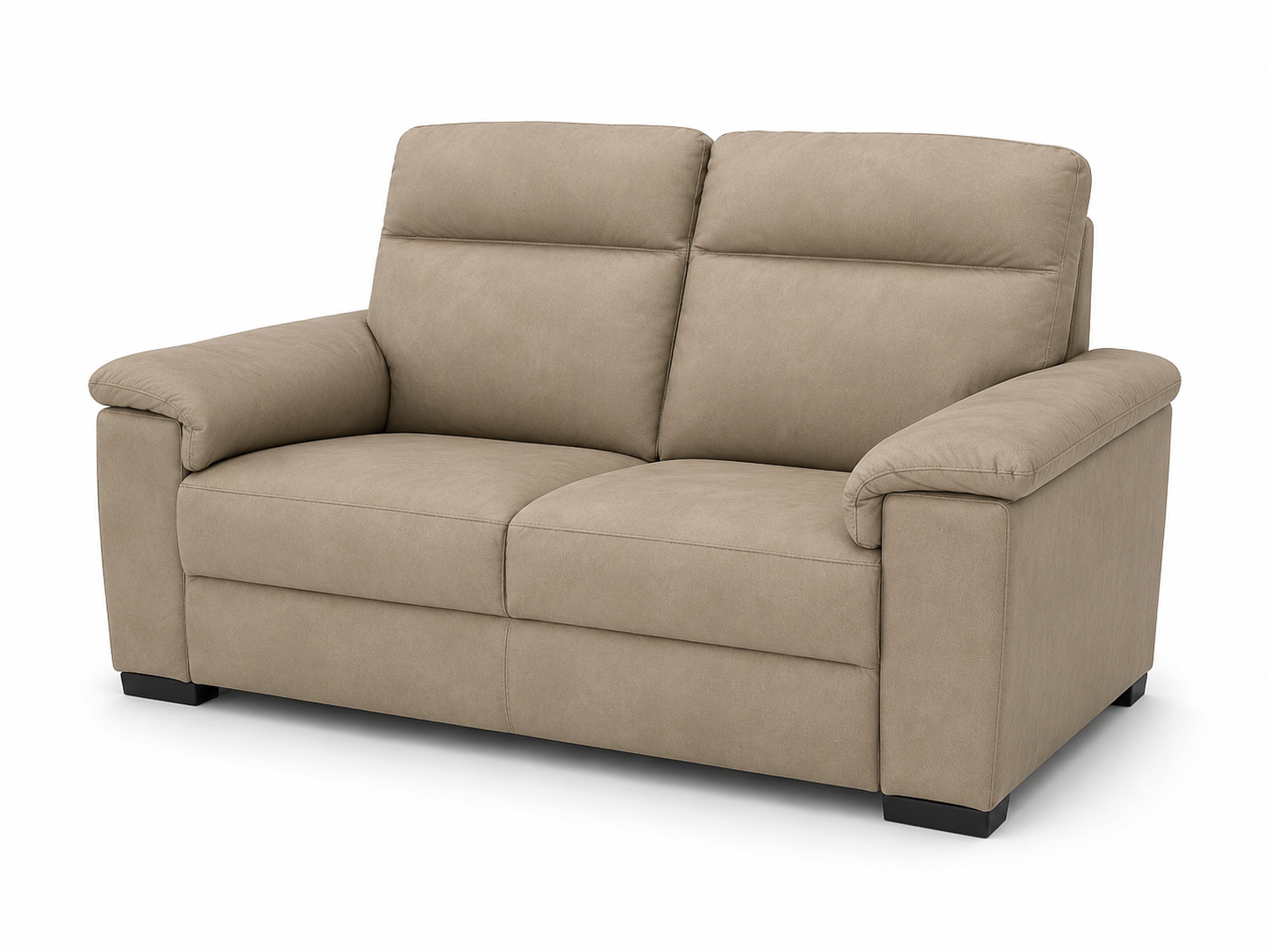 Divano beige a due posti con schienale e braccioli imbottiti su sfondo bianco.
